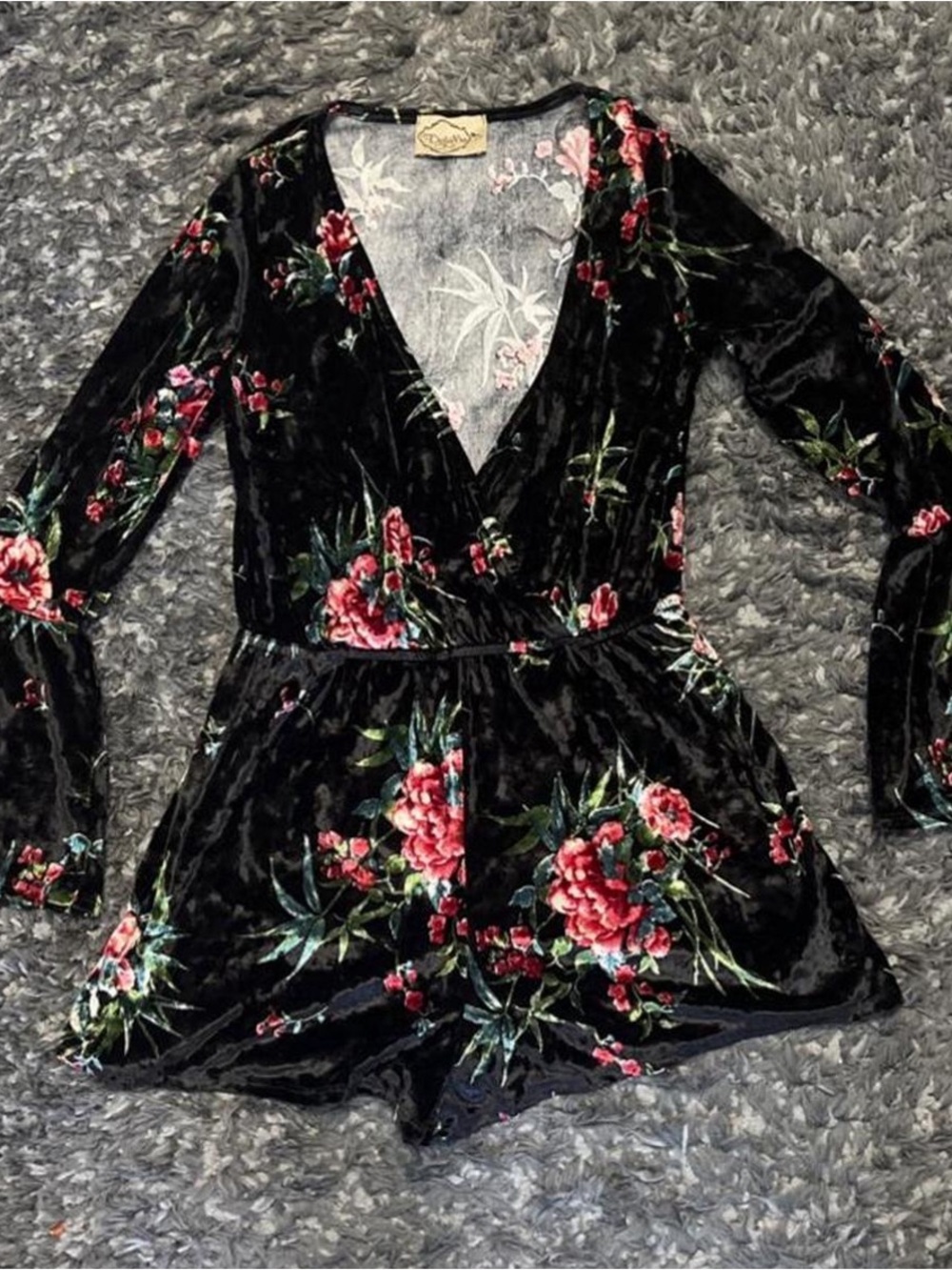✨🌸DejaVu Black velvet floral romper🌸✨